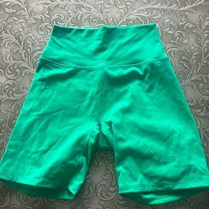 NWOT * Q8 Green Bike Short 6” Size Small